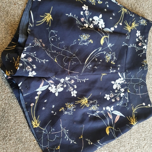 Luvalot size 6 -High waisted floral shorts - fully lined - designed in Australia - Picture 4 of 6